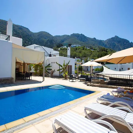 Karmi A8 With Private Pool By Holidaykeys * קיירניה