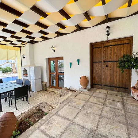 Karmi A8 With Private Pool By Holidaykeys Villa *