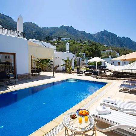 Karmi A8 With Private Pool By Holidaykeys * 凯里尼亚